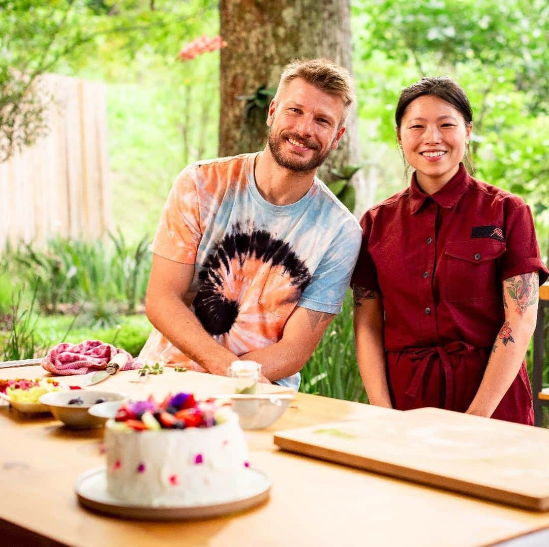 Rodrigo Hilbertさんのインスタグラム写真 - (Rodrigo HilbertInstagram)「Nosso #temperodefamiliaajaponesa tá doce doce doce! A chef @viwakuda confeiteira de mão cheia, misturou a tradição japonesa com o jeitinho brasileiro e fez cada doce!!! E já que tem tradição, tem tbm origami com a @tchami_origami nos ensinando essa linda arte das dobraduras. Às21:30 no @gnt programa gravado em 2019 🥮」5月22日 8時21分 - rodrigohilbert