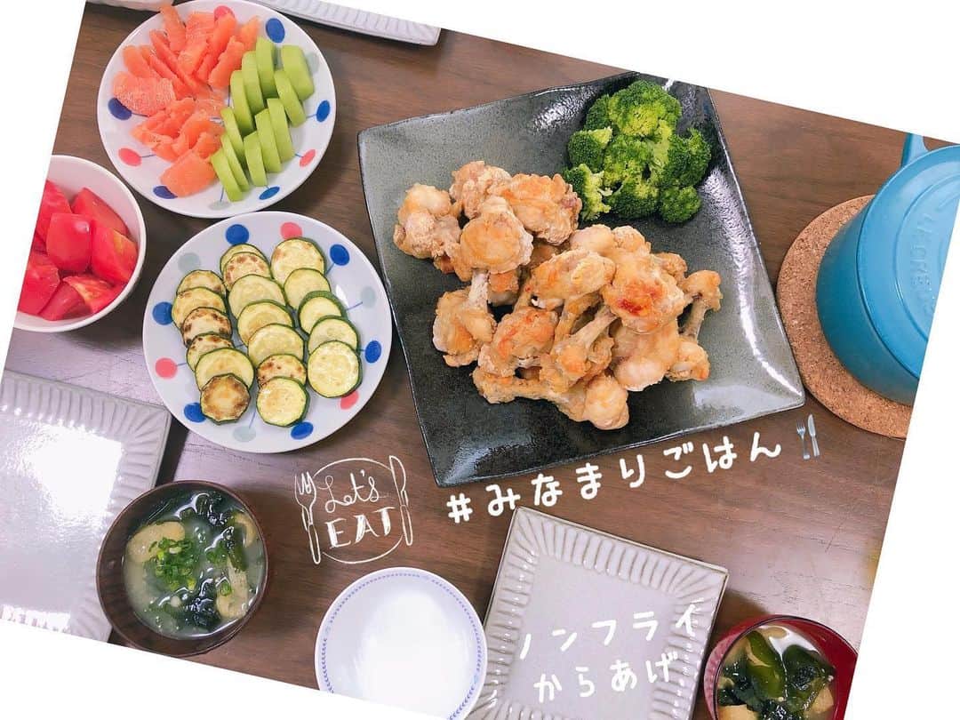 のインスタグラム：「. 今日はBRUNOランチではなく、 どうしても唐揚げが食べたかったので、 オーブンでノンフライの唐揚げを作りました♬  チューリップ手羽元のノンフライからあげ🍴. 手羽元をチューリップにする方法も載せました📸 . □作り方□ ※3歳の娘も食べるので、優しい味です . [材料]  手羽元…16本 ☆醤油…大2 ☆酒…大3 ☆にんにく(チューブの)…5cm ☆しょうが(チューブの)…5cm 片栗粉…適量  ①手羽元をチューリップにして、保存袋に全ていれる。 そこへ☆を入れてもみ込む。  ②冷蔵庫に1時間〜(何時間でも大丈夫。笑)入れる。  ③冷蔵庫から取り出したら、オーブンを200℃に予熱開始。 手羽元の入った保存袋に片栗粉を入れて、全体に付くようにする。  ④天板にクッキングシートを敷き、片栗粉をつけた手羽元を並べ、 200℃のオーブンで30分焼いたら出来上がり♬  濃い味が好きな方は醤油の分量を増やすか、食べる前に塩を振るのもいいかも🍴  優しい味のノンフライからあげ、食べやすいし好評でした✨  何より大体ほったらかしでいいのが利点。笑  #ノンフライヤーレシピ #手羽元レシピ  #チューリップ唐揚げ #ヘルシーメニュー  #みなまりごはん #ズッキーニ焼いただけで美味しい  #玄米 #ワカメ毎日食べる #ヨーグルトも #レシピ」