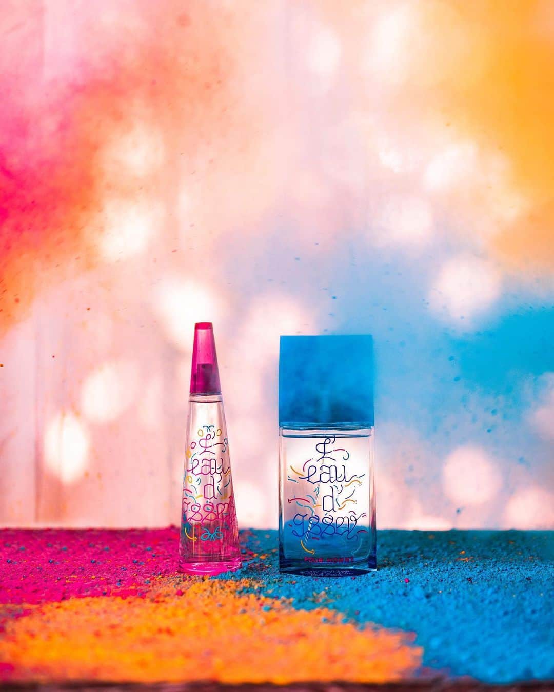 リリー＝ローズ・メロディのインスタグラム：「Shades of Kolam ✨ // I was supposed to go to India for the first time last month to document the beautiful art of Kolam and how it inspired the creation of those two amazing new @isseymiyakeparfums fragrances. Color being one of my biggest source of inspiration you can imagine how excited I was! But life got in the way.  It was really fun creating in my Bali home for the first time though, shooting vibrant visuals, playing with morning light and colors while being inspired by those beautiful fragrances 🌈 #leaudissey #movedbynature .  Collaboration with Issey Miyake Parfums ✨」