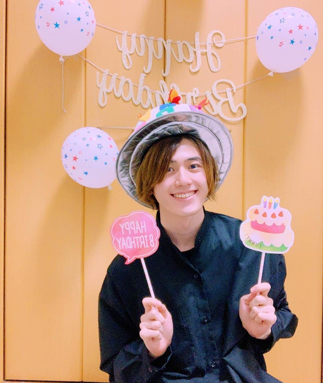 藪佑介のインスタグラム：「みなさん素敵な誕生日をどうもありがとうございました💜  幸せをもらってばかりじゃなくて この何倍もみんなを幸せにするんだという気持ちを忘れずに24歳も頑張っていきます☆  #だいすきだーーーー💜 #藪佑介　#九星隊　#生誕　#5月21日　#デコレーション　#バースデー配信　#linelive」