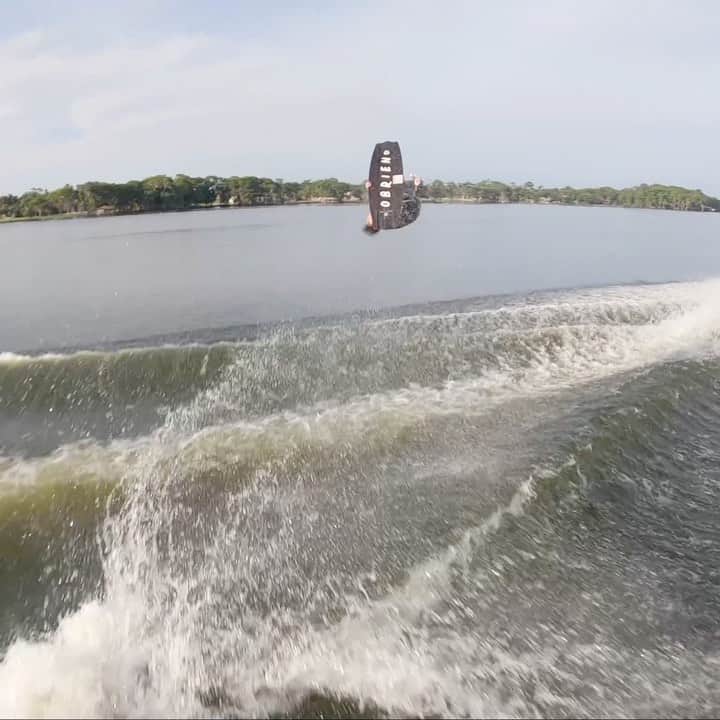 手塚翔太のインスタグラム：「One trick behind my beauty @supra_boats SA550🔥⚫️ 🚁:@agarabaghi」