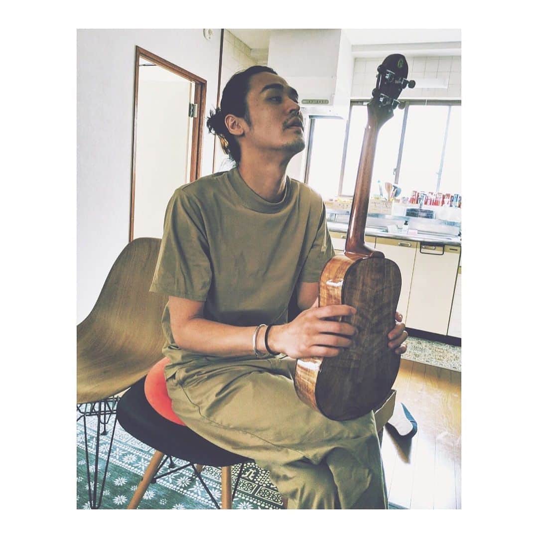 中川裕太のインスタグラム：「我开始练习尤克里里琴了。 ウクレレはじめました。 ............... #bassethound  #surf  #actor  #演员  #日本  #中国  #电影  #映画 #ukulele」