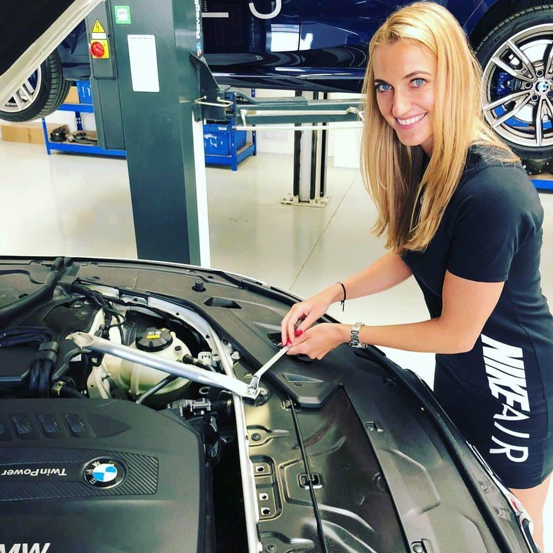 PetraKvitovaさんのインスタグラム写真 - (PetraKvitovaInstagram)「While there’s no tennis, I learnt a new skill: car mechanic! True or false? 🤔 @bmwcartecpraha 🚙」5月21日 23時35分 - petra.kvitova