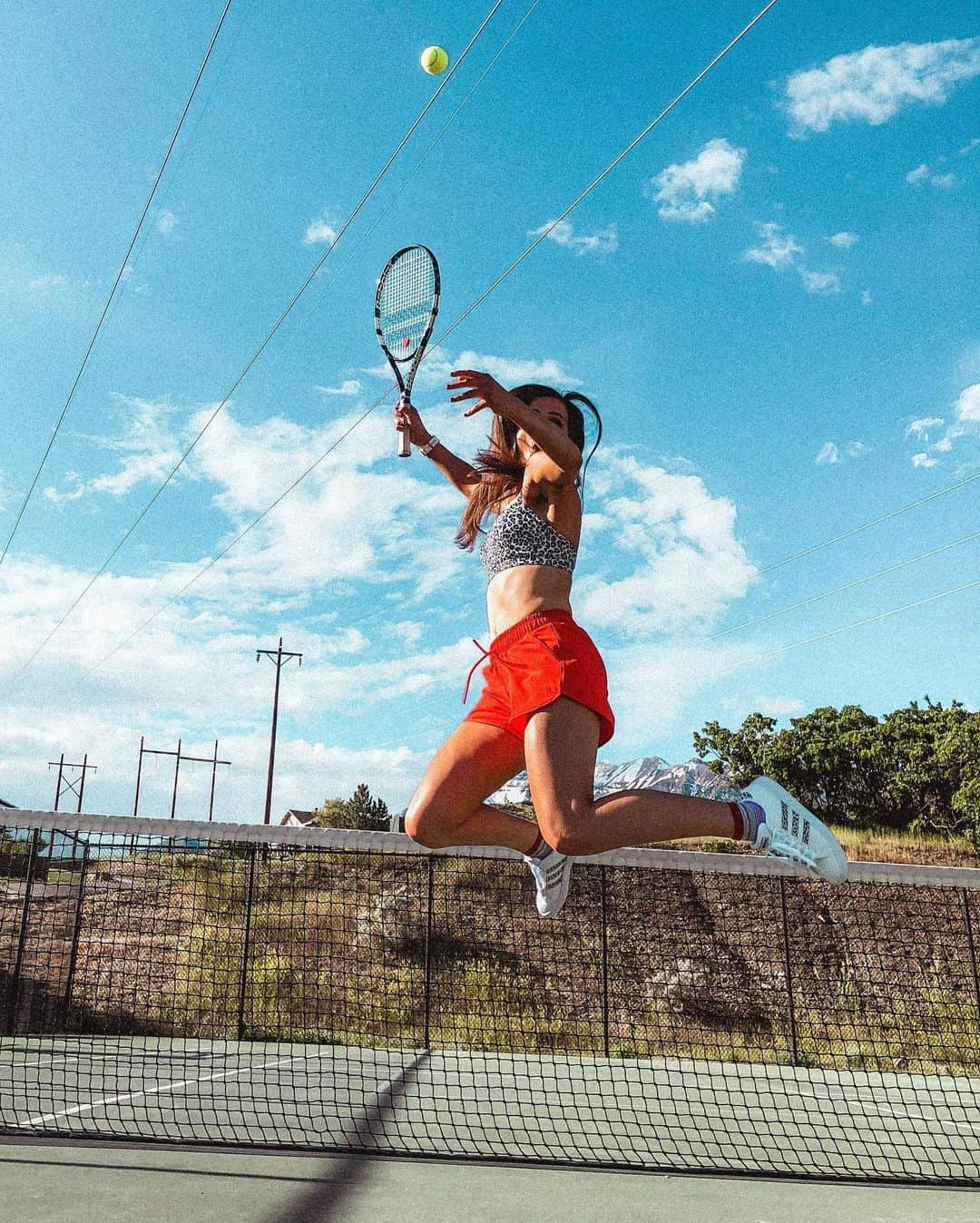 ティファニー・アルボードさんのインスタグラム写真 - (ティファニー・アルボードInstagram)「☀️ When the sun shines, I hear it calling my name; inviting me to be a kid, to go n’ play.. I never regret it. It’s my favorite place. 🥰 - 💥 Especially when I get to wear my new fav fit from @albionfit ❤️😭I’m obsessed! 😍 #ootd」5月21日 23時48分 - tiffanyalvord