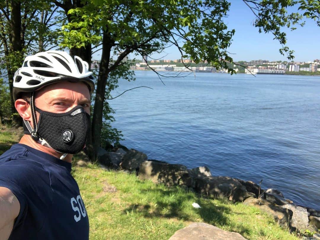 ヒュー・ジャックマンのインスタグラム：「🚲 😷 ☮️ #wearamaskny」