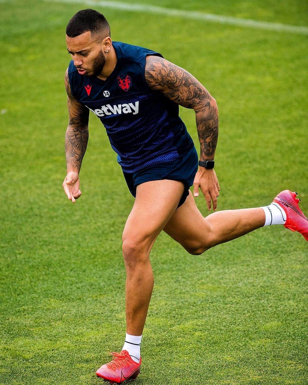 ルベン・ヴェソのインスタグラム：「Working hard for the next level 💯🔛🔝」