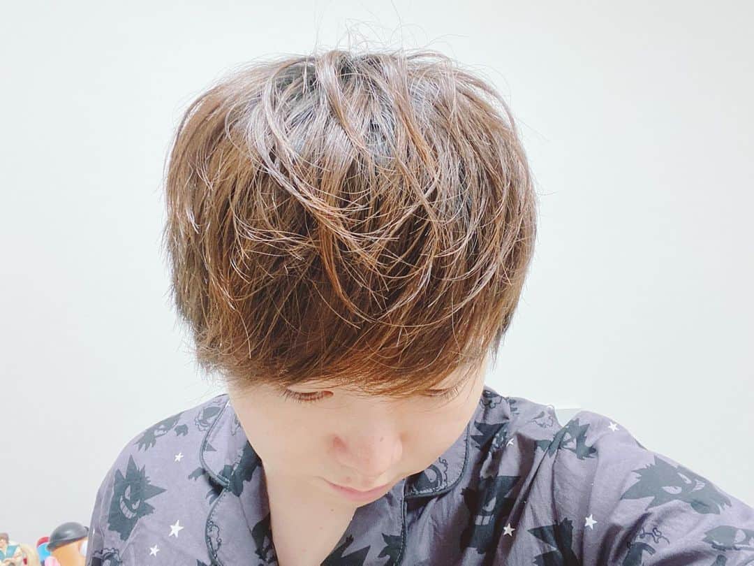 あつろーのインスタグラム：「先日YouTubeの企画で良子さん(足の裏)にカットしてもらったらめちゃ上手くてビックリしました😆✨ . まだ見てない方！良かったらあつの裏チャンネル見にきて下さいね☺️✂️ . #セルフカット #妻カット #美容室行けない問題 #初カット」