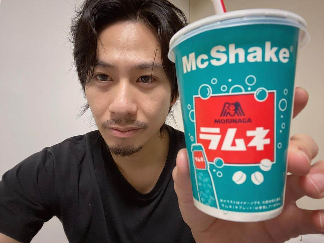 谷遼のインスタグラム：「. 今日の甘味 スーパー帰りにテイクアウト。 マックシェイク。ラムネ味。 ほどよく甘く ほどよくさわやか  #今日の甘味 #マクドナルド #シェイク #1日1糖 #スイーツ #甘味 #自粛 #糖分は自粛しない #デブ活 #ラムネ #森永 #ブドウ糖  #でもやっぱりチョコが好き」