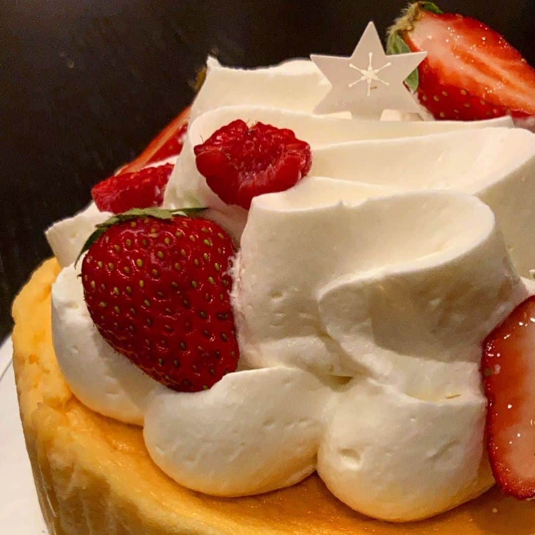 vo_coのインスタグラム：「🎂　2020.05.21 4th Anniversary 4回目の結婚記念日はStay Home、家族だけでお祝いしました 『Les Enfants Gate』のテリーヌ2種と代々木上原『ASTERISQUE』のスフレケーキ 大好きなお店のメニューで埋め尽くして大満足でした これからもよろしくね！」