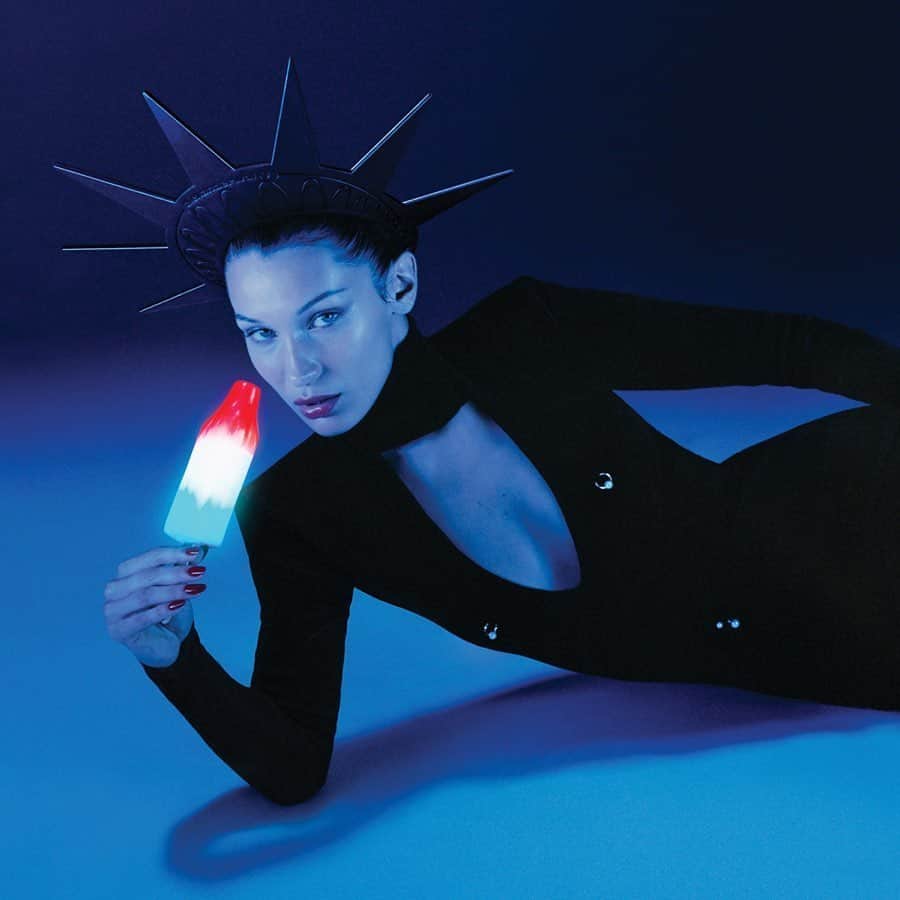 アレキサンダー・ワンのインスタグラム：「Remember When... @thomaspetherick made sure @bellahadid’s bomb pop was lit?⁣ ⁣⁣ ⁣ Set designer Thomas Petherick's bold and accomplished aesthetic has led him to work with some of the leading creatives and brands in the industry. When our Lady Liberty needed her torch, Petherick came through with the LED rocket pop of our American dreams.⁣⁣ ⁣ ⁣ “The bomb pop was sculpted, vac formed and then colored with tinted resin to give us the iconic red, white and blue the light emits through. The overall fabrication process took 7 days in total.” – Thomas Petherick」