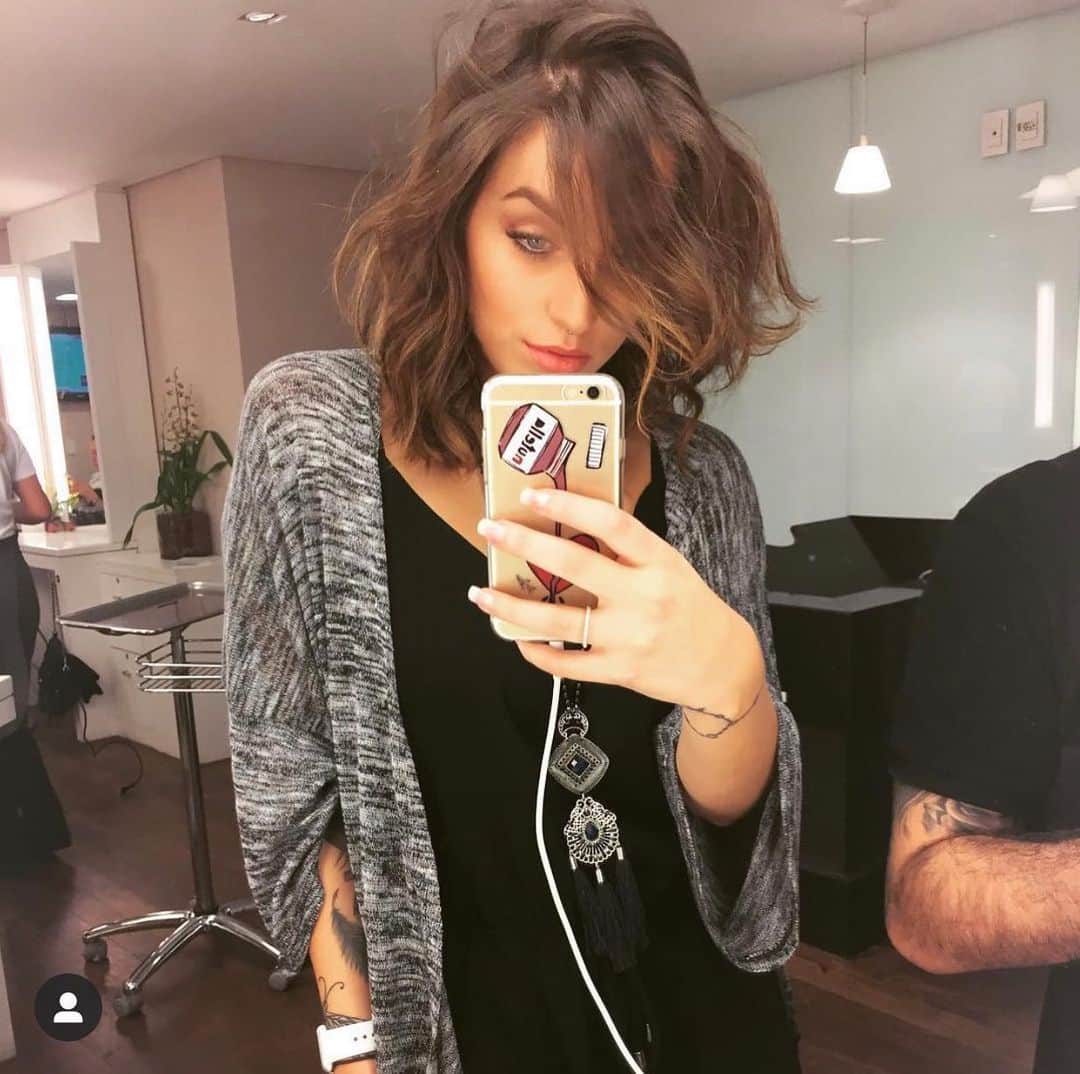 Bruna Unzuetaのインスタグラム：「Vamos de #tbt ? Que tal essa época que usei cabelo beeeem curtinho? To muuito na vontade de cortar de novo....será? 🤭」