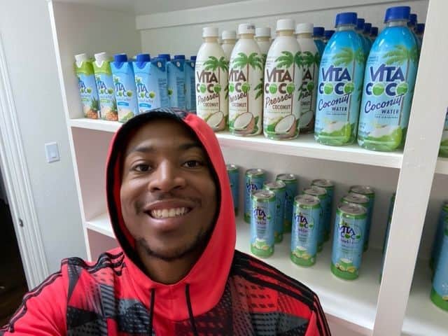 Vita Coco Coconut Waterさんのインスタグラム写真 - (Vita Coco Coconut WaterInstagram)「*me hanging out with my friends during quarantine*」5月22日 0時13分 - vitacoco