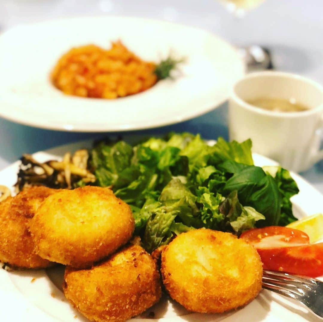 小川薫さんのインスタグラム写真 - (小川薫Instagram)「【クリームコロッケと炊飯器ピラフ】 すべて生徒さんの作品です🍀 . 「大成功で美味しかったです」 「先生に褒められたくて頑張ってます‼︎」「レパートリーが増えてとっても嬉しいです」「先生の素敵な人柄のレッスンで幸せな気持ちになりました」 「このクリームコロッケ、ホテルの味ですね」 嬉しいメッセージをありがとうございます💕 まだまだお写真、感想お待ちしてます💌  #おうちでclover #クリームコロッケ　#炊飯器料理  #stayhome  #zoom #zoomオンラインレッスン  #オンライン料理レッスン　#オンライン料理教室  #salondeclover  #サロンドクローバー #小川薫 #おもてなし #おもてなし料理教室 #料理教室 #料理教室大阪　#料理研究家 #テーブルコーディネート #テーブルコーディネーター  #大阪料理教室 #cookingclass  #tablesetting  #tablecoordinate #おもてなし料理  #2020春 #パーソナルレッスン　#パーソナル料理教室  #パーソナル料理レッスン　#生徒さんの作ったレポート」5月22日 0時14分 - salondeclover