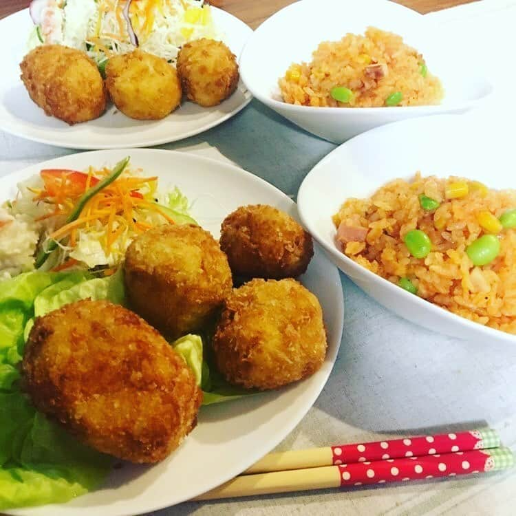 小川薫さんのインスタグラム写真 - (小川薫Instagram)「【クリームコロッケと炊飯器ピラフ】 すべて生徒さんの作品です🍀 . 「大成功で美味しかったです」 「先生に褒められたくて頑張ってます‼︎」「レパートリーが増えてとっても嬉しいです」「先生の素敵な人柄のレッスンで幸せな気持ちになりました」 「このクリームコロッケ、ホテルの味ですね」 嬉しいメッセージをありがとうございます💕 まだまだお写真、感想お待ちしてます💌  #おうちでclover #クリームコロッケ　#炊飯器料理  #stayhome  #zoom #zoomオンラインレッスン  #オンライン料理レッスン　#オンライン料理教室  #salondeclover  #サロンドクローバー #小川薫 #おもてなし #おもてなし料理教室 #料理教室 #料理教室大阪　#料理研究家 #テーブルコーディネート #テーブルコーディネーター  #大阪料理教室 #cookingclass  #tablesetting  #tablecoordinate #おもてなし料理  #2020春 #パーソナルレッスン　#パーソナル料理教室  #パーソナル料理レッスン　#生徒さんの作ったレポート」5月22日 0時14分 - salondeclover