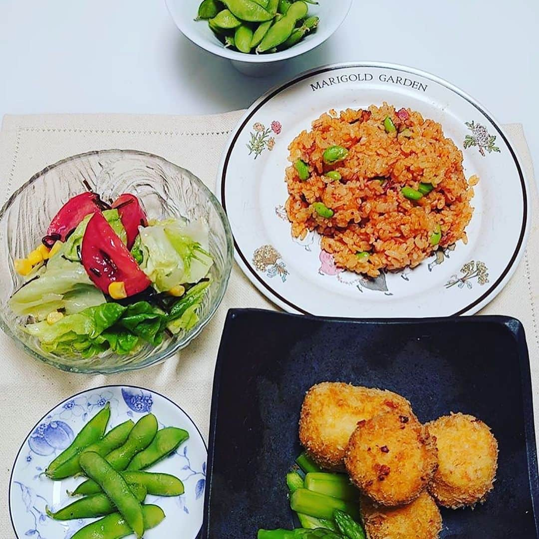 小川薫さんのインスタグラム写真 - (小川薫Instagram)「【クリームコロッケと炊飯器ピラフ】 すべて生徒さんの作品です🍀 . 「大成功で美味しかったです」 「先生に褒められたくて頑張ってます‼︎」「レパートリーが増えてとっても嬉しいです」「先生の素敵な人柄のレッスンで幸せな気持ちになりました」 「このクリームコロッケ、ホテルの味ですね」 嬉しいメッセージをありがとうございます💕 まだまだお写真、感想お待ちしてます💌  #おうちでclover #クリームコロッケ　#炊飯器料理  #stayhome  #zoom #zoomオンラインレッスン  #オンライン料理レッスン　#オンライン料理教室  #salondeclover  #サロンドクローバー #小川薫 #おもてなし #おもてなし料理教室 #料理教室 #料理教室大阪　#料理研究家 #テーブルコーディネート #テーブルコーディネーター  #大阪料理教室 #cookingclass  #tablesetting  #tablecoordinate #おもてなし料理  #2020春 #パーソナルレッスン　#パーソナル料理教室  #パーソナル料理レッスン　#生徒さんの作ったレポート」5月22日 0時14分 - salondeclover