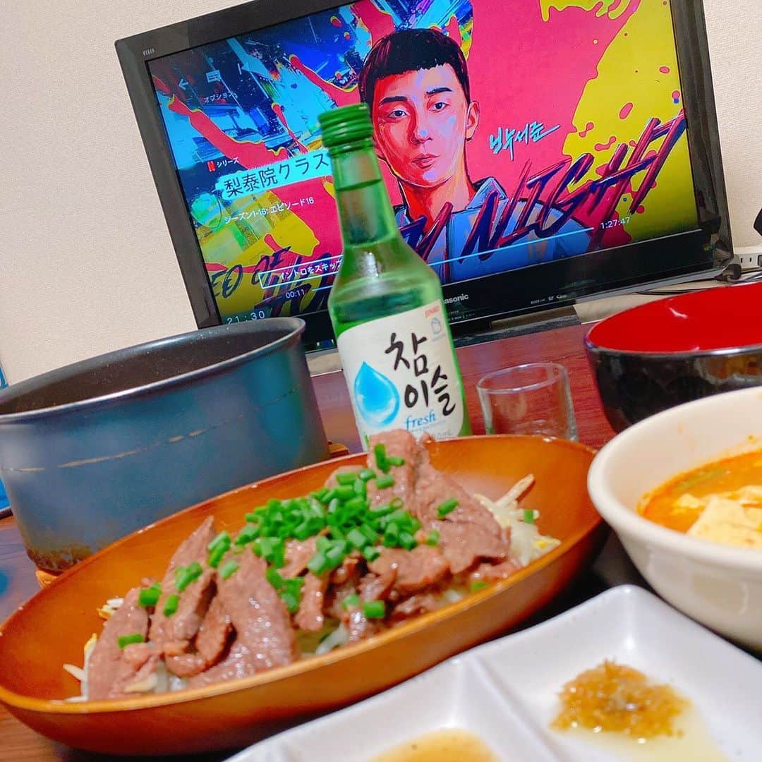 山西章博のインスタグラム：「今日のご飯。純豆腐チゲと牛ハラミ焼きなのさ！ついに梨泰院クラス見終えてしまった…。 #純豆腐チゲ  #牛ハラミ焼き #チャミスル #梨泰院クラス #面白かった #韓国行きたい  #せめて新大久保に行きたい  #初心者主夫」
