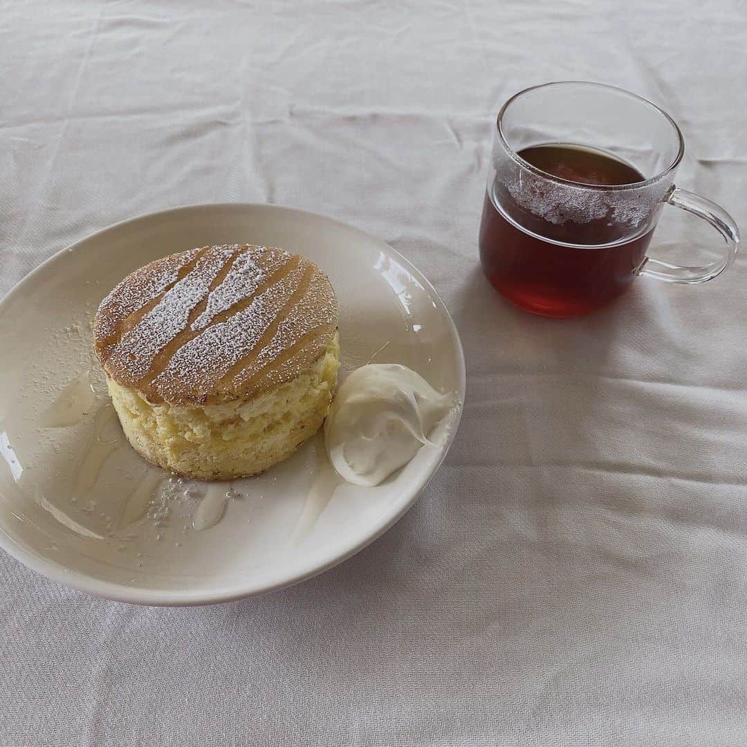 横山結衣のインスタグラム：「パンケーキ！！！ おもったより大きくて とてもおいしかたよ〜☺️ #パンケーキ #おうち時間  #おうちカフェ」