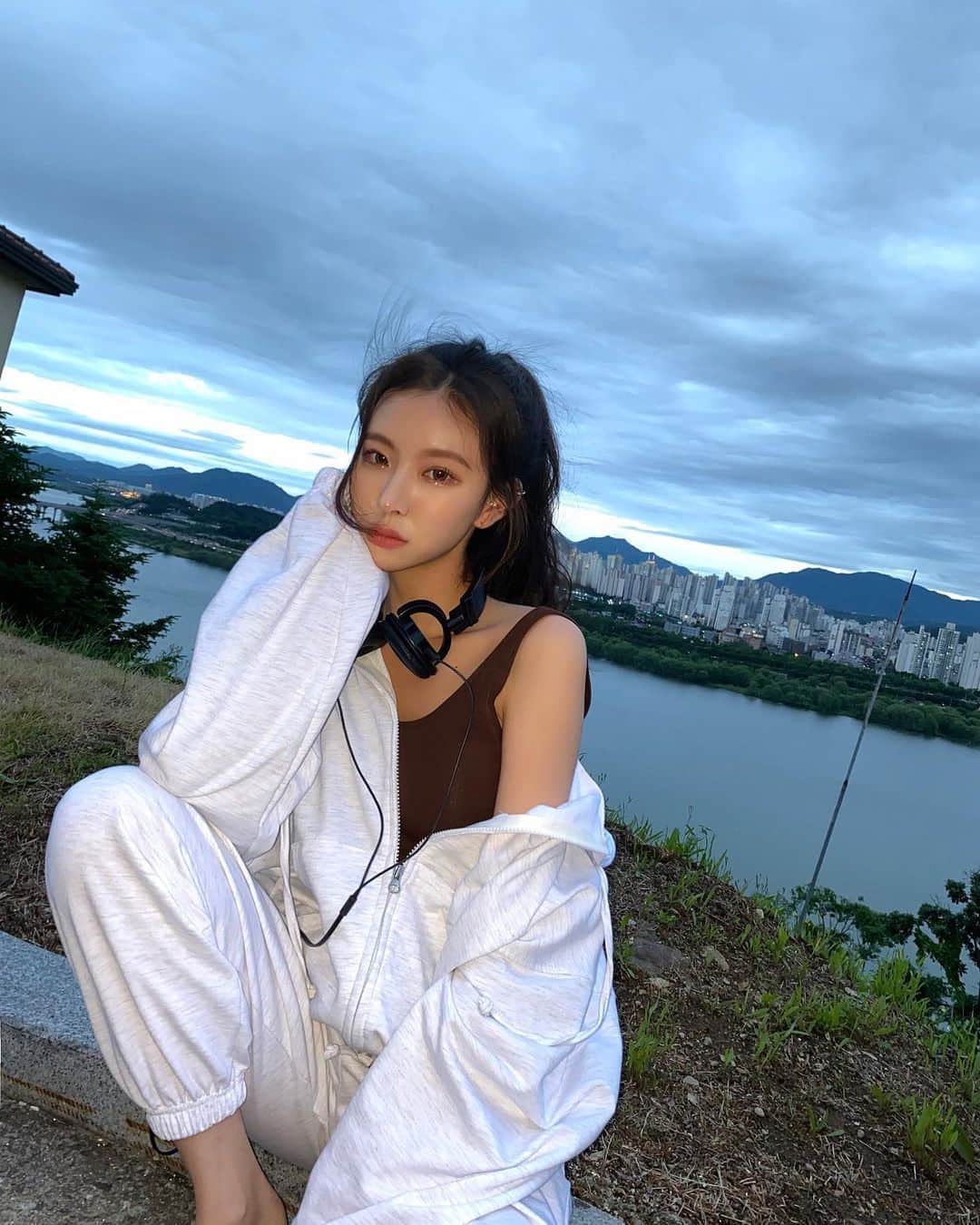 Chuuのインスタグラム：「후드집업&조거팬츠&3부팬츠 선택하고 싶은데로 골라입는 이지룩😊😊 트레이닝도 예쁜츄💋💋 #chuuseoul #굿나잇」