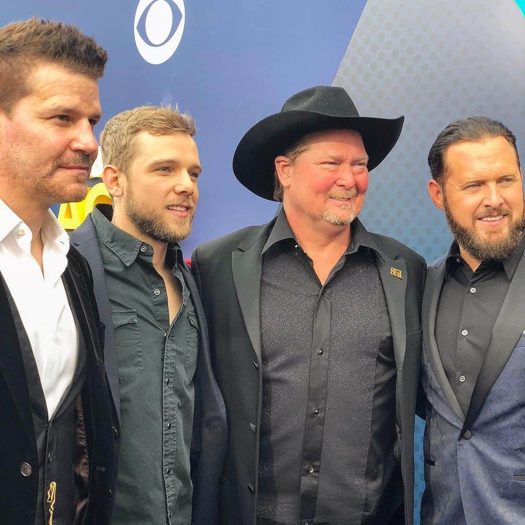 マックス・シエリオットさんのインスタグラム写真 - (マックス・シエリオットInstagram)「It’s true... “Time marches on” ! Can’t believe this was already 2 years ago! #acmawards #countrymusic #throwbackthursday #tbt  #sealteam @imdboreanaz @therealtracylawrence @ajbuckley @sealteamcbs @cbstv」5月22日 0時26分 - maxthieriot