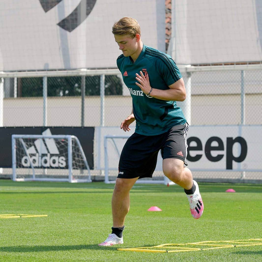 ユヴェントスFCさんのインスタグラム写真 - (ユヴェントスFCInstagram)「Putting in the work at JTC! 💪⚪⚫ #ForzaJuve」5月22日 0時28分 - juventus