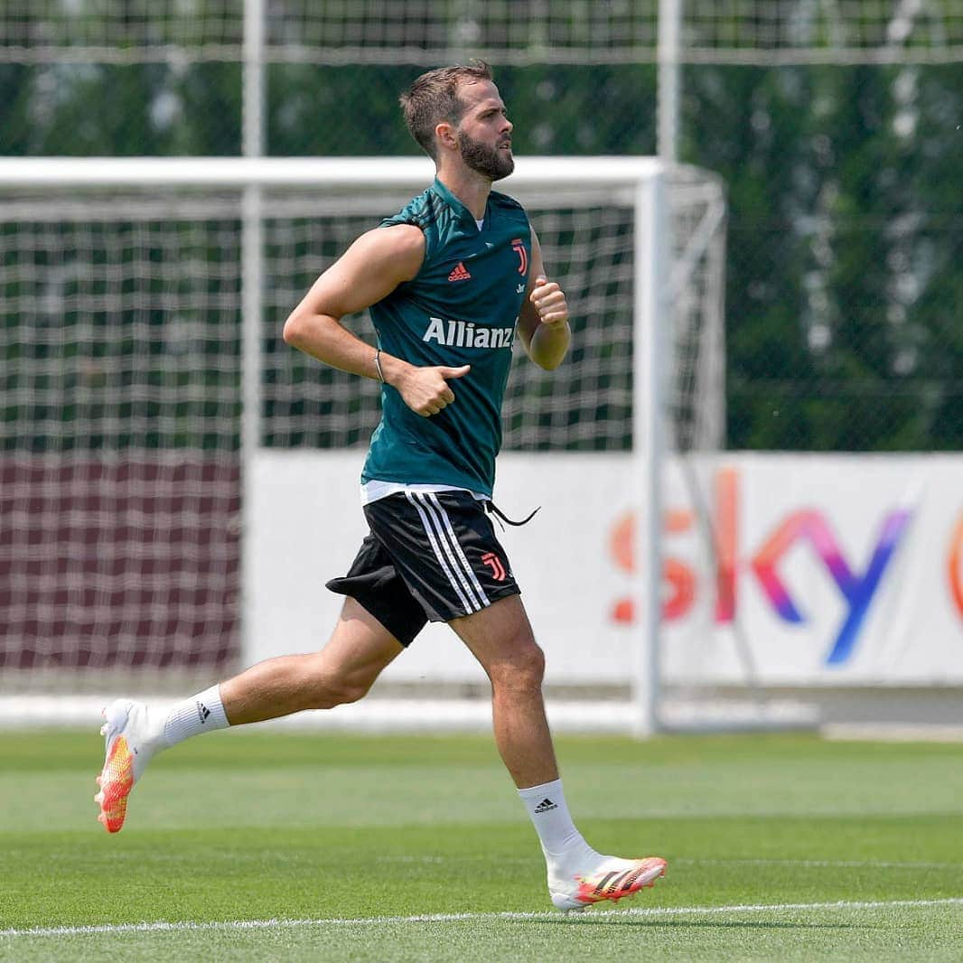 ユヴェントスFCさんのインスタグラム写真 - (ユヴェントスFCInstagram)「Putting in the work at JTC! 💪⚪⚫ #ForzaJuve」5月22日 0時28分 - juventus