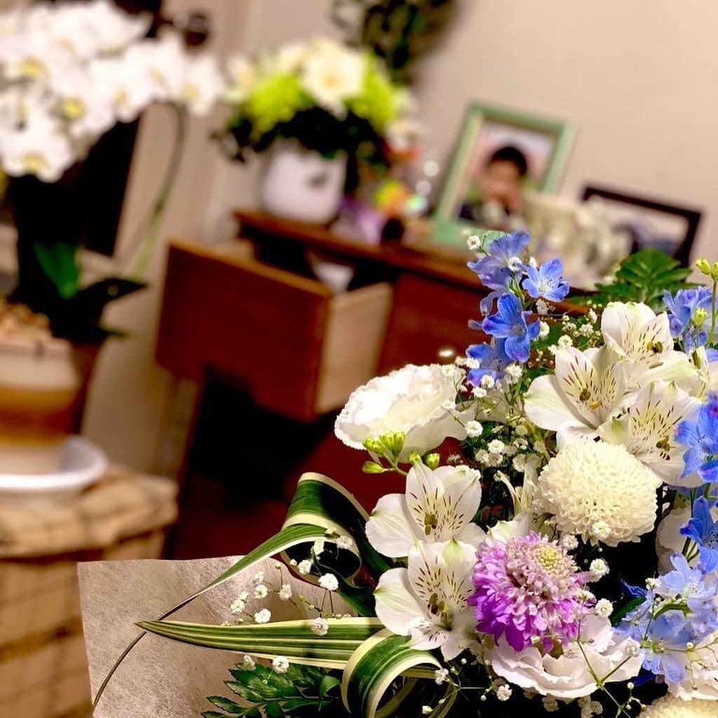 鈴木渉さんのインスタグラム写真 - (鈴木渉Instagram)「手向けられた花と、したためた言葉。」5月22日 0時41分 - watarumble0223