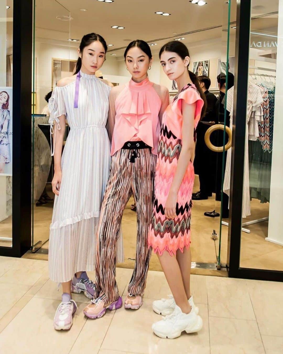 LIECOLLECTIONさんのインスタグラム写真 - (LIECOLLECTIONInstagram)「Work your #LIELOOK  #liecollection #ss20 #fashion #spring #chungchunglee #koreandesigner #lielook #koreanfashion #design #springfashion」5月22日 0時38分 - liecollection_