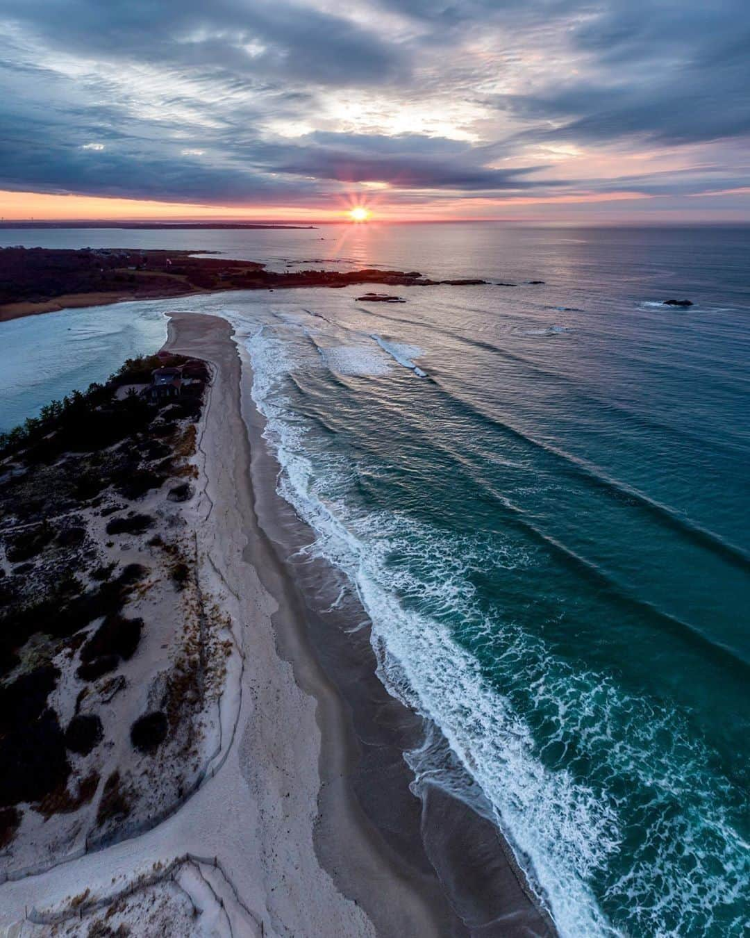 Visit The USAさんのインスタグラム写真 - (Visit The USAInstagram)「Good morning from Narragansett Beach, Rhode Island! 🌅 Even though Rhode Island is the smallest state, it boasts more than 643 km of coastline! 🌊 Rightfully earning it the title of the “Ocean State.” 📷: @scenic_narragansett #VisitTheUSA #TogetherInTravel」5月22日 1時00分 - visittheusa