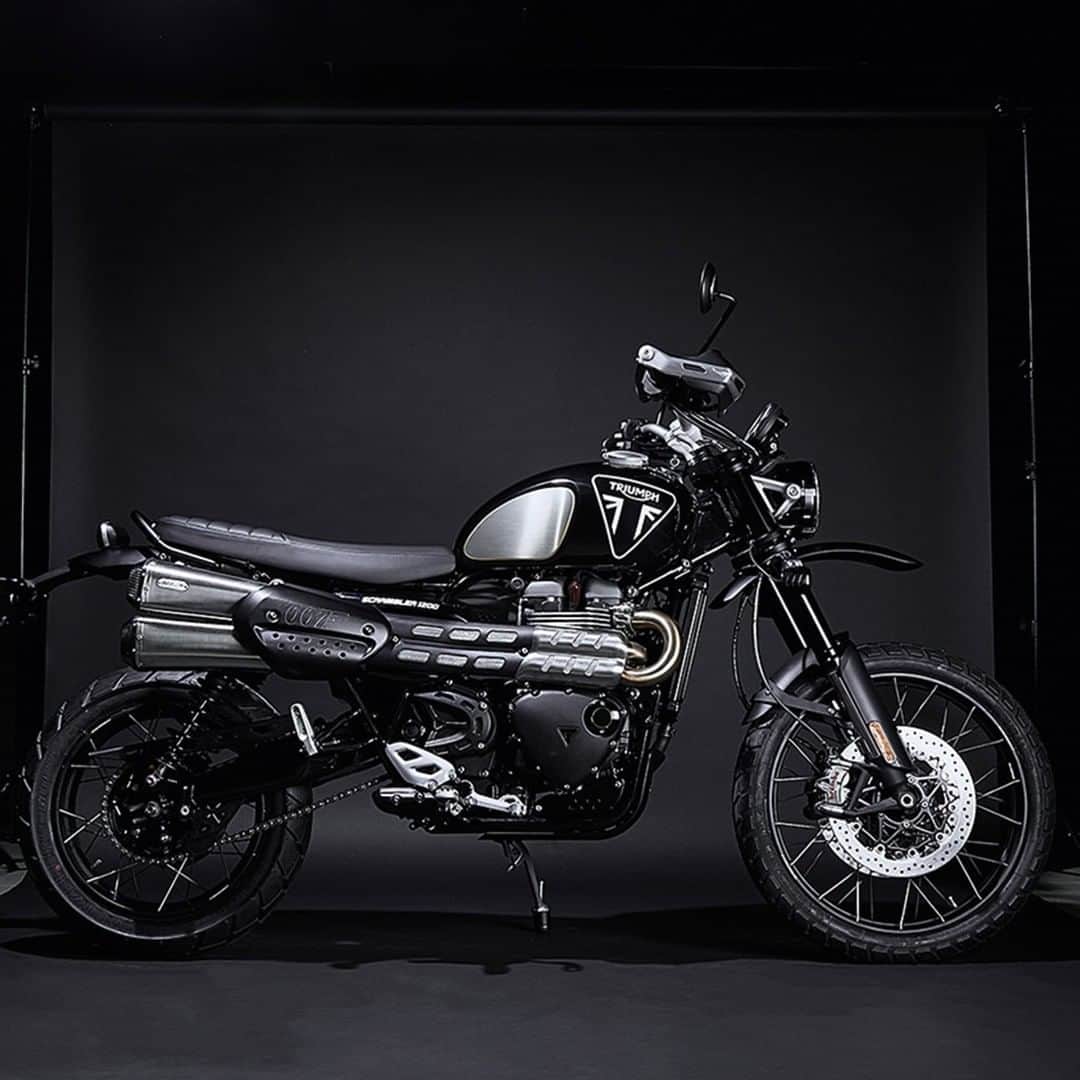 James Bond 007さんのインスタグラム写真 - (James Bond 007Instagram)「British motorcycle brand @officialtriumph have launched their Scrambler 1200 Bond Edition, an ultra-rare limited edition featuring a unique 007 design scheme and with only 250 models being produced worldwide.」5月22日 1時00分 - 007