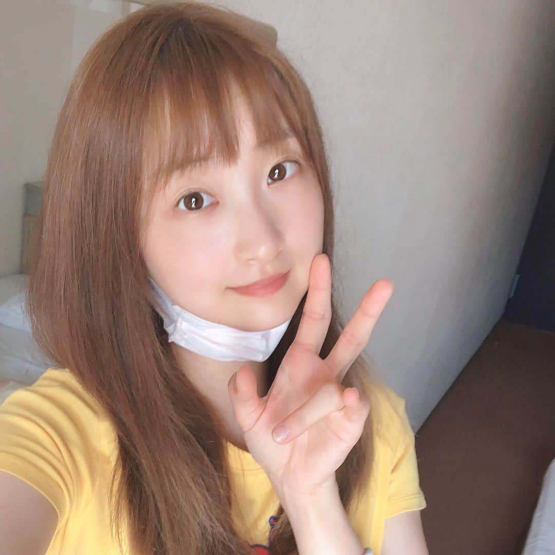 のインスタグラム：「﻿ あっ...そういえば　#ナナシス5thライブの思い出 というハッシュタグ最近載せれていなくてすみません...﻿ ﻿ KARAKURI単独の写真はもうなくなってしまいました笑﻿ あとはまだ許可とれてない2ショットや集合写真などで、また載せられたら載せるね💦﻿ ﻿ なにかないかなと探したら、朝載せるつもりだったのにバタバタで載せそこねてた、ナナシス5thライブ当日の朝の写真を載せます。  目ギンギンで一睡もできなかったのになぜか肌がとてもツヤツヤでした😂😂﻿ ﻿ #すっぴん﻿ #ピースのクセ﻿ #この後あのKARAKURI仕様のメイクをします #急いでて鏡越しのシーツぐちゃってるの許してください﻿」