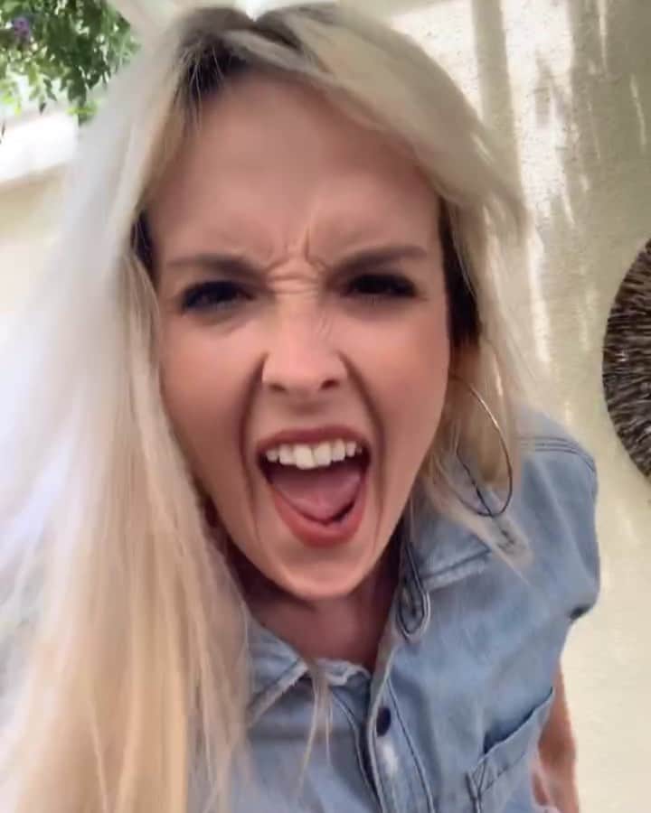 Nika Kljunのインスタグラム：「When you’ve been staying at home for toooo long 🤷🏼‍♀️ Y’all feel me? #learninghowtousetiktok . Kids, mute the videooo! #justsayin . Follow me on TikTok: @nikakljun . #tiktokhits #tiktokviral #nowordsneeded #boredinthehouse #sayinghome #crazychild #nikakljun #tiktokmademedoit」