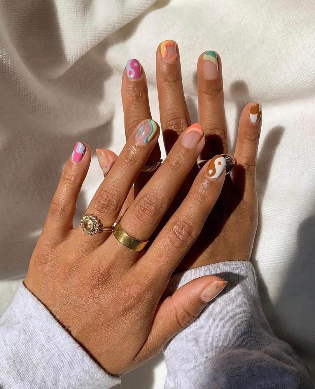 Soniaさんのインスタグラム写真 - (SoniaInstagram)「Are you guys into mix & match nails?💅🏼 Gorgeous manis from @evemeetswest and @hannahlourobinson✨ - #badgirlfeatures」5月22日 1時31分 - badgirlnails
