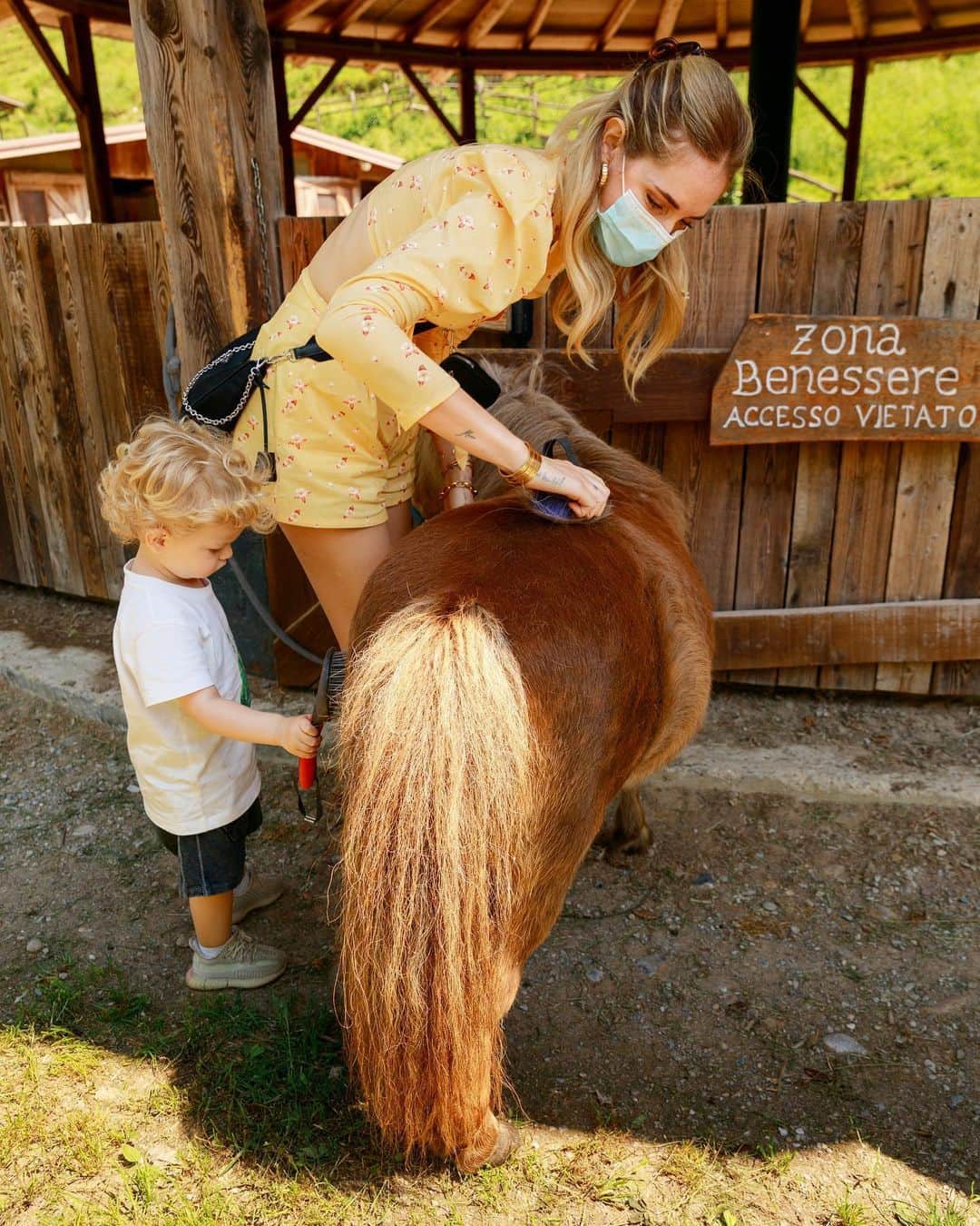 キアラ・フェラーニさんのインスタグラム写真 - (キアラ・フェラーニInstagram)「First time riding a pony 🐴 #supplied」5月22日 1時32分 - chiaraferragni