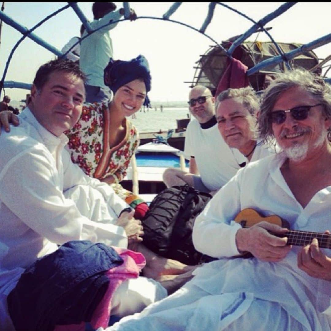 アシュリー・ハートのインスタグラム：「On world meditation day, I honor the Vedic tradition, the Motherland for which it comes from, and of course my amazing Teacher and father-ji @jeffkobermeditation 🙌🏻 These pictures were taken at the Kumbh Mela festival in India 🇮🇳 This is one of the biggest human gatherings on earth. Millions of teachers and seekers gather here from all over the world. Apparently to swim in the Ganga river at this auspicious time, which only happens every 14 years, clears a lifetime of karma (now while I’m not 100 percent about that ha!). It definitely was one of my top 3 peak life experiences.  And yet the most simple & profound gift of all, has been the practice of Vedic Meditation.  It underlies every adventure, bringing presence and connection to all things. Life continues to become more brightly colored and deeply rich. Meditation teaches me and reminds me to allow everything to divinely unfold as it is supposed to.  Thank you to all who walk the path with me, all my beautiful friends, teachers, and extended community. May we all take some time to sit, connect, and give thanks today! Joy-filled meditation day!!!! . . Contact @jeffkobermeditation if you want to learn to meditate and be initiated into this life changing practice.🦋」