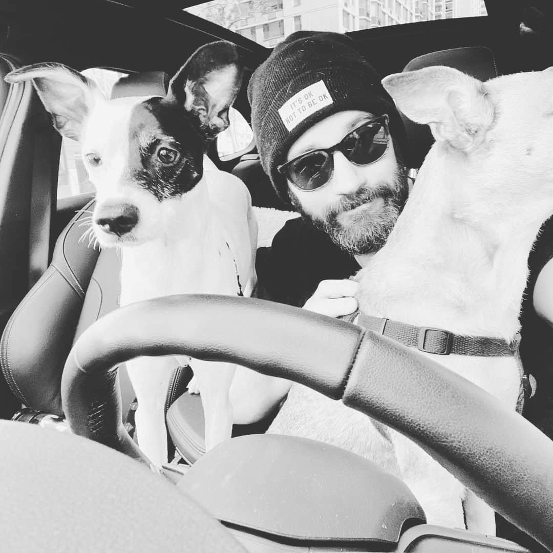 コリン・ドネルのインスタグラム：「This is me waiting in the car (windows up & alone hence no mask) while...swipe...@pattimurin goes to see doctors to check up on baby girl (inside an office & not alone hence mask). Also she looks amazing and gorgeous. • Do I want to be in there? Of course. Do I fully understand why I cannot? A resounding YES. And thank goodness for technology that at least allows me to remotely hear what the doctors have to say. • Times are weird. Do your part. Wear your mask outside. Stay distant when you can. It’s not hard. • #WearYourMask #BeSafe #DoYourPart」