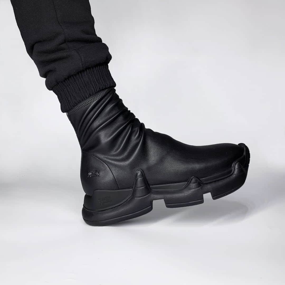 スウェアさんのインスタグラム写真 - (スウェアInstagram)「The AIR Revive unisex ankle boots in black vegan stretch leather and with double black outsole is available now at Farfetch.com. #swearlondon」5月22日 2時01分 - swearlondon