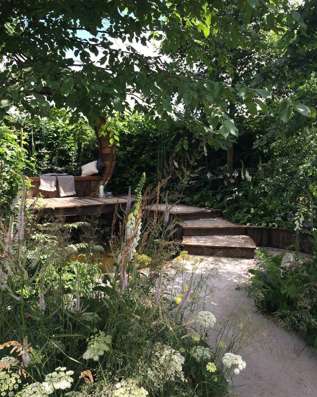 フローリスさんのインスタグラム写真 - (フローリスInstagram)「One of our favourite gardens from last year’s Hampton Court Flower Show was the Stop and Pause Garden. This calm, still and quiet space in a woodland setting lends itself to improving mental wellbeing, providing a natural sanctuary for relaxation and meditation. #FlorisLondon #MyChelseaGarden #ChelseaFlowerShow #HamptonCourtFlowerShow #BritishGardens #ScentedSanctuary #FloralFragrances #RHSHampton #MentalHealthAwarenessWeek」5月22日 1時52分 - florislondon