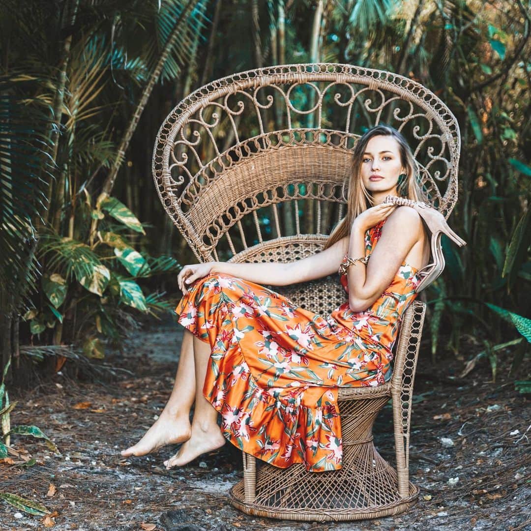 サムエデルマンのインスタグラム：「Sit & stay a while  The summer sale is ON. 20% off sitewide - shop the link in bio #SamEdelman」