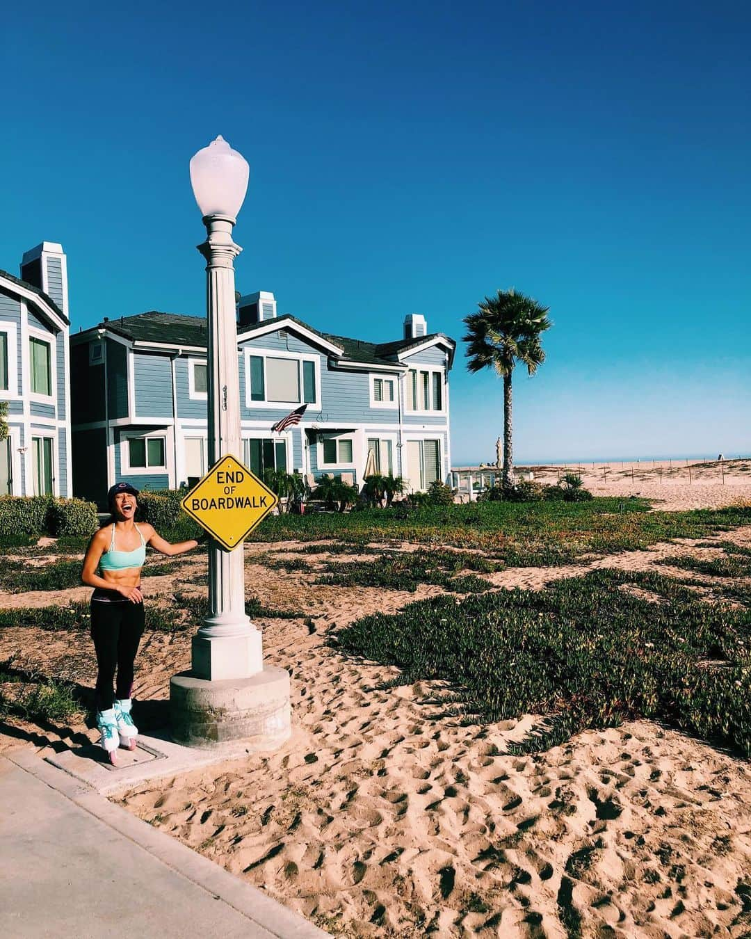 ジェシカ・カラランのインスタグラム：「💕 blading with @tristanotkrista has become my new favorite activity.📍Newport Beach Boardwalk」