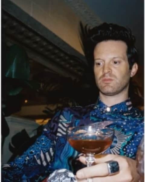 メイヤー・ホーソーンのインスタグラム：「How everything looks about 20 mins into Wine & Vinyl Hour. Tune in live tonight at 6PDT. Text sexy song requests to (323)402-5291」
