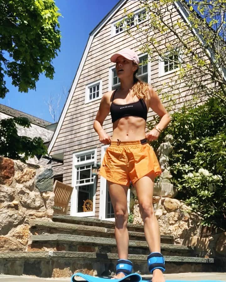 ニーナ・アグダルのインスタグラム：「Sculpt, tone and run with me — link in bio. @theagdalmethod 🌞🌱」