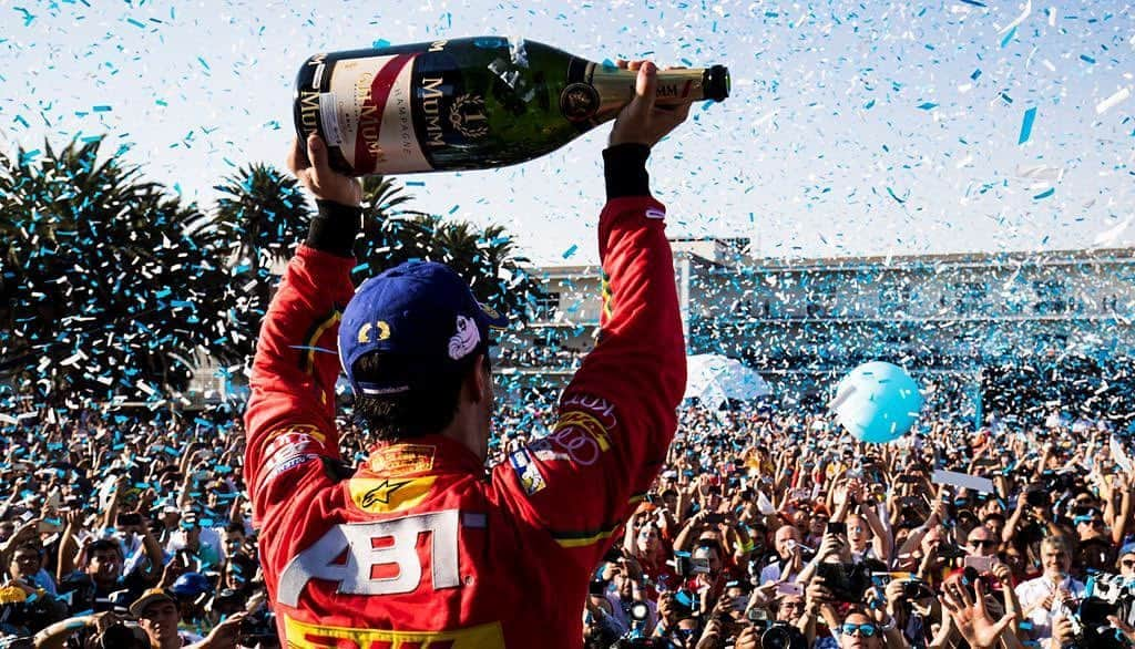 ルーカス・ディ・グラッシさんのインスタグラム写真 - (ルーカス・ディ・グラッシInstagram)「#TBT Mexico ePrix 2017. Will we ever see that again in a post-corona world? No fans allowed in large crowds would definitely change all the sports forever. —- #TBT #ePrix do México 🇲🇽 em 2017. Será que veremos um pódio desse no mundo pós-corona? Como serão os esportes se o público não puder mais estar assim? —- #FIAFormulaE #FormulaE #Electric #Racing #Motorsport #futureiselectric #AudiSport #Audi #etron #Niobium #Forcepoint #AudiBrasil #Boss #Enerzee」5月22日 2時50分 - lucasdigrassi