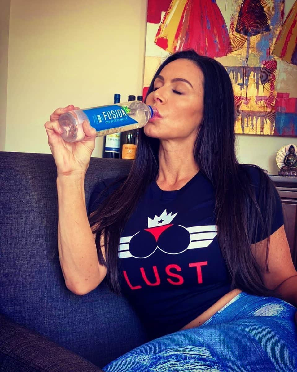 Kendra Lustさんのインスタグラム写真 - (Kendra LustInstagram)「#ThirstyThursday Love my #cbd sports water, helps me with recovery after my #workout get yours & follow for me :) @fusioncbdproducts to check all there products. Use code Kendra for 30% off #cbdhealth #cbdwellness」5月22日 2時53分 - kendralust