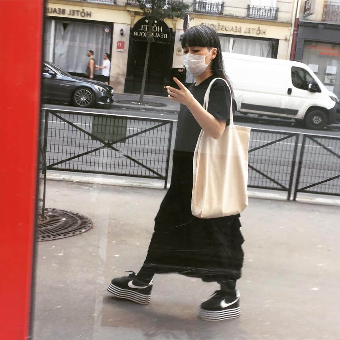 大森美希さんのインスタグラム写真 - (大森美希Instagram)「It is hot today in Paris. (30℃/86℉)💦 ・ t-shirt: #uniqlo  skirt: #commedesgarçons  shoes: #commedesgarconsxnike ・ ・ #holiday #paris #parislife #selfie #nike #nikecortez #commedesgarcons #loveplatforms #shoeholic #loveshoes #chaussures #fashion #mode #style #parisstyle #コムデギャルソン #ギャルソン好き #ナイキコルテッツ #厚底スニーカー #コラボスニーカー #刈り上げ女子 #靴好き #ファッション #スタイル #今日のコーデ #パリ散歩 #パリ生活」5月22日 3時04分 - mikiomori_