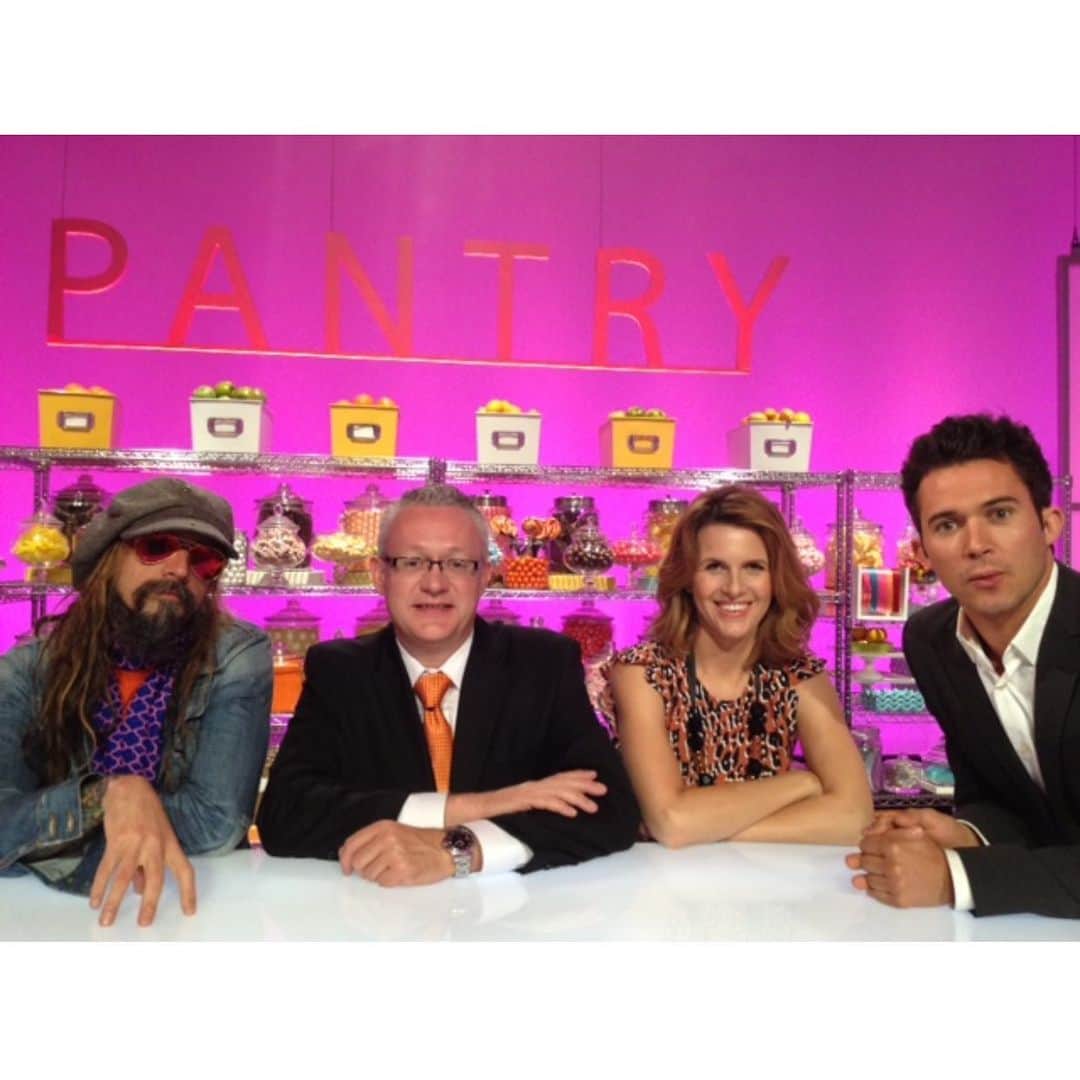 ロブ・ゾンビのインスタグラム：「Many years ago I was on Cupcake Wars! Totally weird. That’s why I did it. I don’t really like cupcakes all that much. The dude on the right is @justinwillman and he is an amazing magician just watch his Netflix show Magic for Humans. Watching him convince a guy that he is invisible is too fucking funny. #robzombie #justinwillman #cupcakes #magicforhumans」