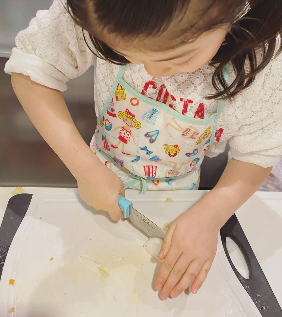 畑野ひろ子のインスタグラム：「沢山の玉ねぎが到着！ それを見て次女が、今日は私がカレーを作るねと、 パパが最近料理しているのを見て、自分も作ってみたかったみたい😆  隣りで見ていると、すぐ手伝ってしまいがちですが、昨日はグッと我慢して見守ってみました😅 やればできる！😁できた喜び😆」