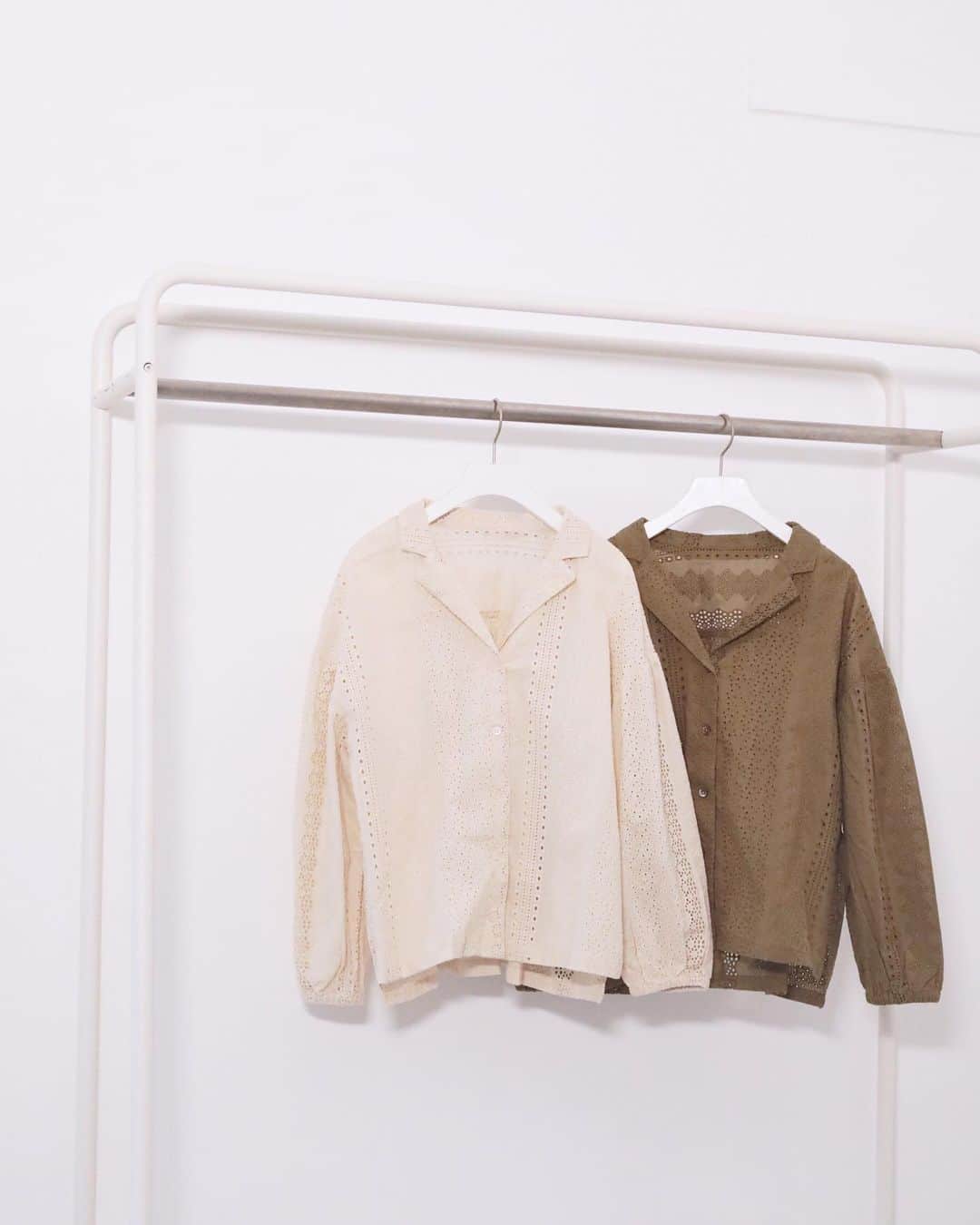 アヴァンリリィのインスタグラム：「RECOMMEND ITEM ㅤㅤㅤㅤㅤㅤㅤㅤㅤㅤㅤㅤㅤ SHEL'TTER WEBSTOREにて発売中🚚 ㅤㅤㅤㅤㅤㅤㅤㅤㅤㅤㅤㅤㅤ ：BLOUSON カットワーク刺繍シャツブルゾン Price.¥5,990+tax No.180DS830-3260 ㅤㅤㅤㅤㅤㅤㅤㅤㅤㅤㅤㅤㅤ ㅤㅤㅤㅤㅤㅤㅤㅤㅤㅤㅤㅤㅤ 画像をタップで商品詳細をご覧いただけます🔍 _______________________________________________________ #AVANLILY #アヴァンリリィ」