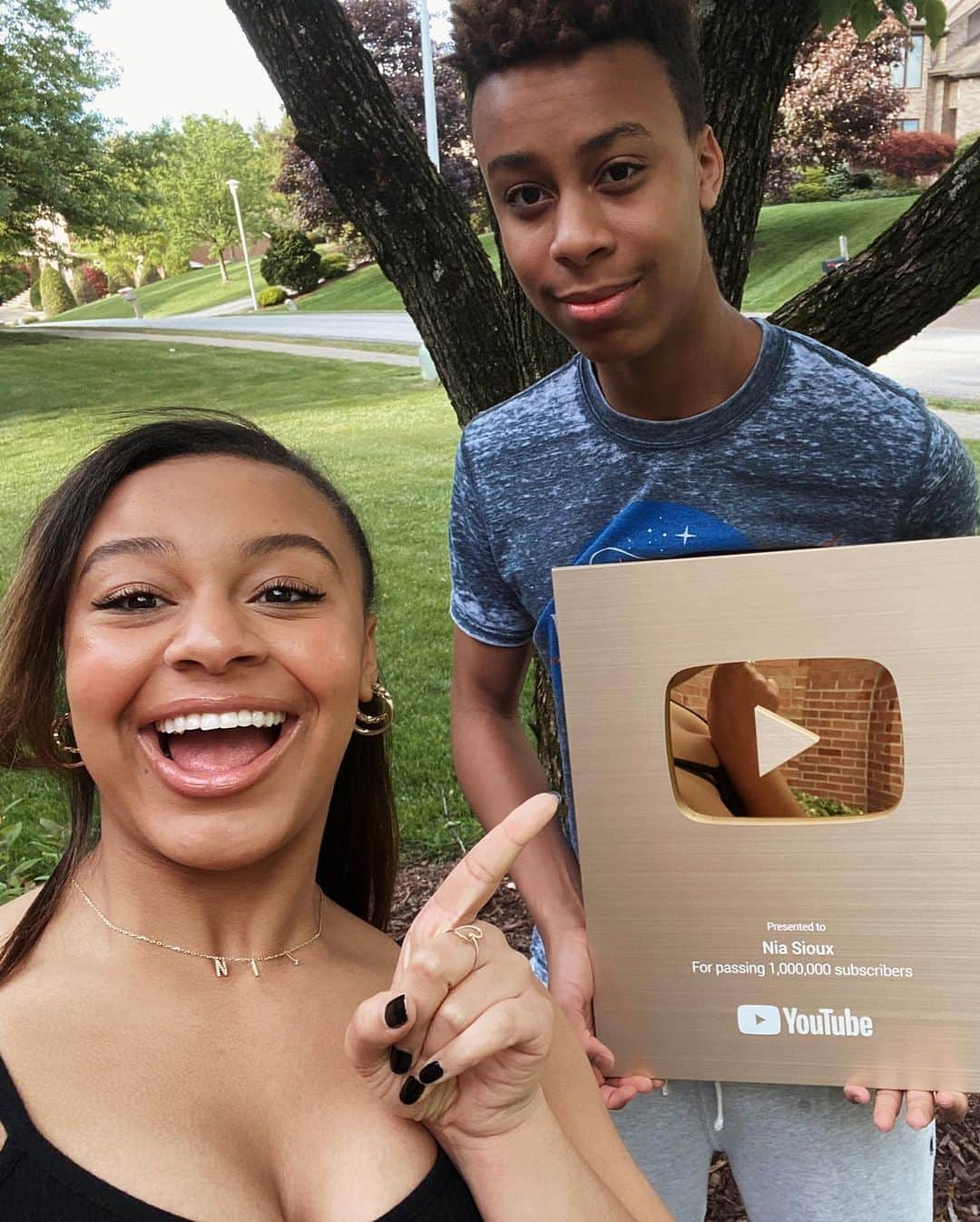 Nia Sioux Frazierさんのインスタグラム写真 - (Nia Sioux FrazierInstagram)「1 MILLION SUBSCRIBERS ON YOUTUBE! I’m so grateful for each and every one of you. Thank you for sticking with me for all of these years, it truly means the world! Also we made it to 5.5 mil on Instagram this week! INSANE!!!! Thank you thank you thank you! My heart is so full💖」5月22日 3時15分 - niasioux