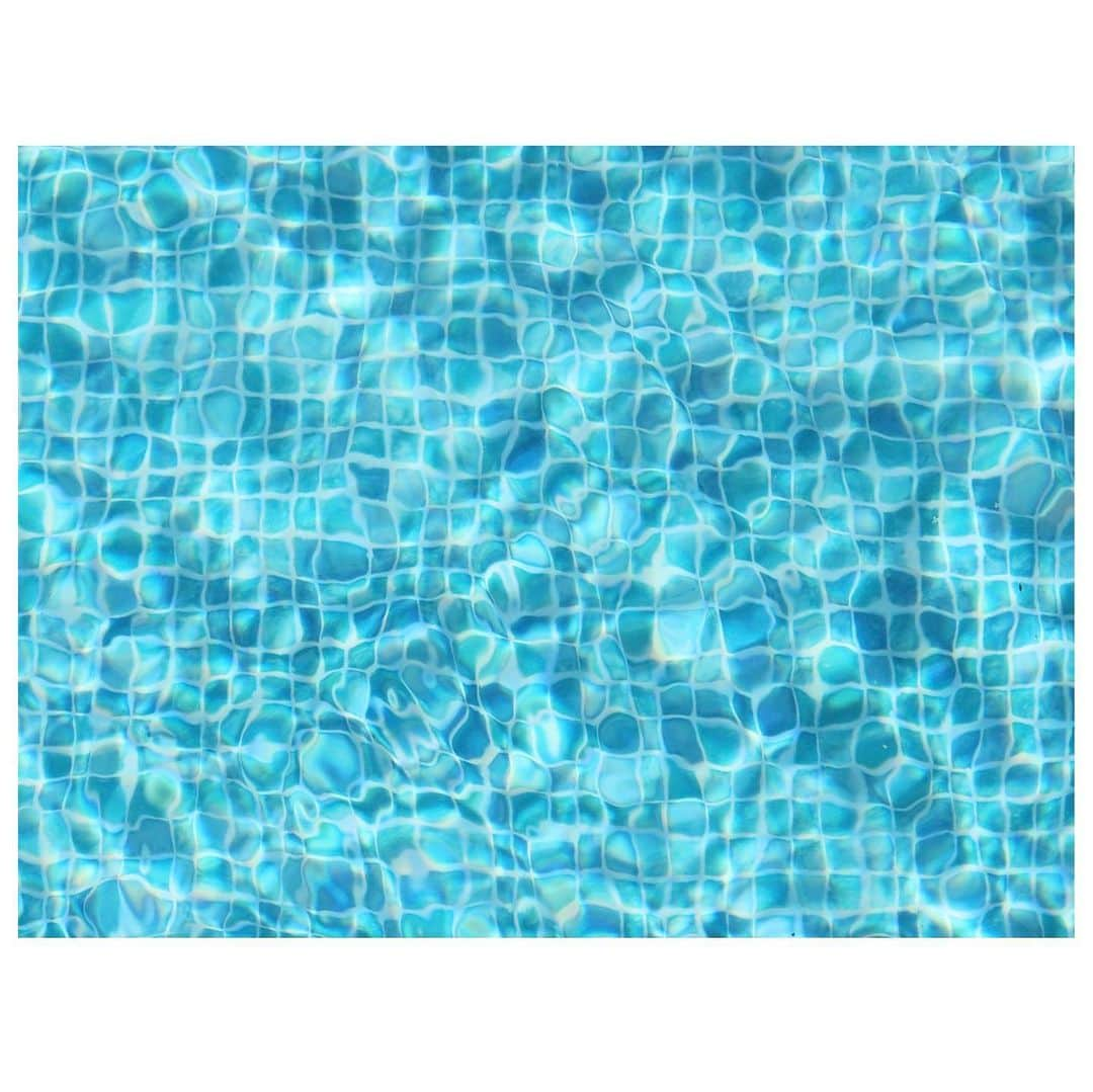 山崎直子のインスタグラム：「プールサイドでのんびり✨ ・ 去年の今頃してたなぁ ・ ・ ・ #過去pic #summer #pool #🍉 この#緑がかった青色 #浅葱色 が好き」