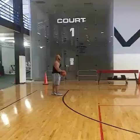 Phil Heathのインスタグラム：「Welp since the @espn #LastDance Doc is finished, I figured why not go into the vault and post a one-hand shot that @shuriecremona took years ago. Needless to say, basketball will always be in my DNA and watching that documentary reminded me just how much I love basketball. Wishing you all a great day and Memorial Day weekend. Love to All! 💪🏽 #tbt #philheath #basketball #bodybuilding #shotstillwet👍🏽」